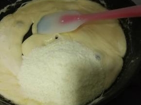 这个程度就加入准备好的饼干和干果，然后按压搅拌
14