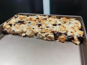 整形完了以后放在烤盘上，筛奶粉
17