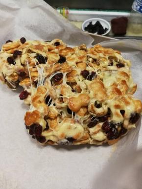 放在油纸上，按压整形
16