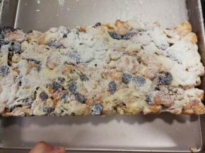 翻面，在筛奶粉，等待冷却