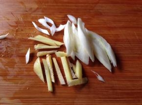 葱、姜切丝