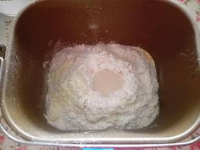 1.	将面包材料（除豆沙馅和黑芝麻外）全部放入面包机里，按照先液体，再盐与糖对角放，最后放粉类，中间放酵母，和面至扩展阶段，