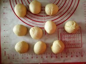 3.	取出排气，分成10份，一份大约57克左右，滚圆静置15分钟，