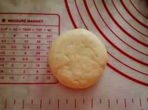 5.	用手轻轻按扁，