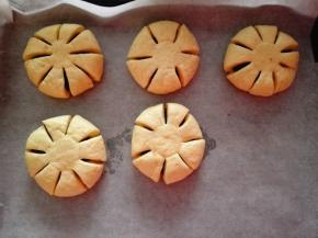 7.	烤盘上铺上油纸，将整好形的面包放在上面，