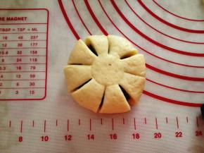 6.	再用瓶盖在中间按一个圆，用刀在周围切出花纹