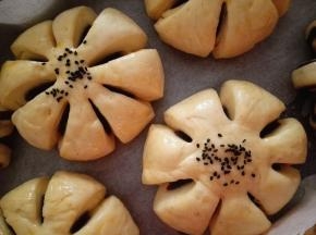 8.	二发至原来2倍大，表面刷全蛋液，中间撒上黑芝麻，