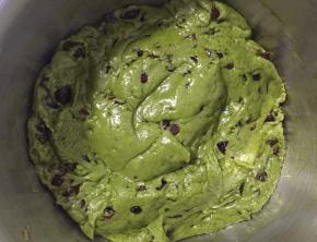 拌匀，用手或器皿整理成球状，然后压扁