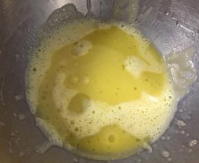 加入植物油搅拌均匀