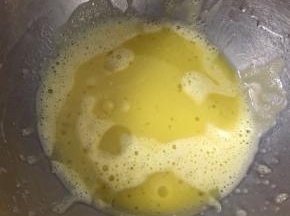 加入植物油搅拌均匀