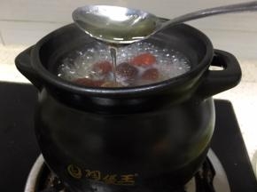 小火继续熬煮至红枣变色加入一勺蜂蜜