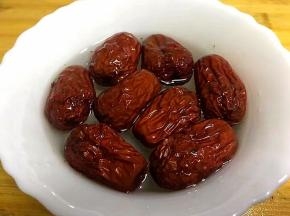 将红枣洗净后用清水泡一会