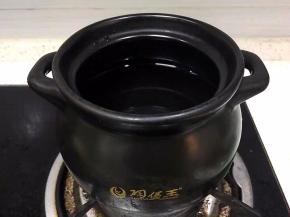 准备一个煲，放适量的清水