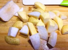 将梨洗干净后切成小块备用