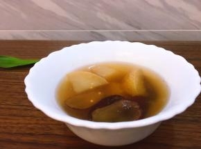 将熬好的梨用碗装起来，浓郁蜜梨汤香甜可口。