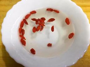 将苟记用清水浸泡一会儿