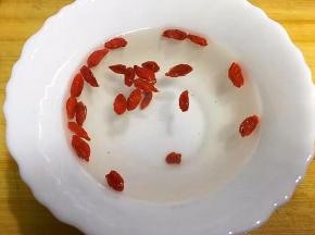 将苟记用清水浸泡一会儿