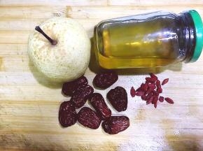 将梨，苟记，红枣，蜂蜜准备好