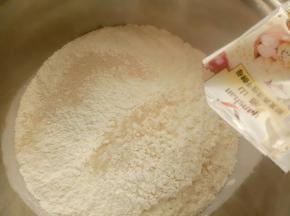 面粉，酵母，少许点白糖用牛奶和成面团。从面团中取一下一小部分加入红曲粉揉成团。盖保鲜膜醒发1个小时。