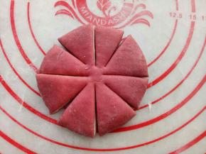 用到切成8瓣，注意中间不要切断了。