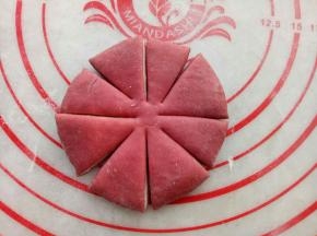 用到切成8瓣，注意中间不要切断了。
