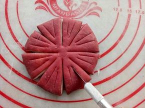 再用小刀在每瓣上划两道口。