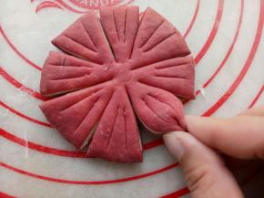 如图，每瓣用拇指和食指捏一下。