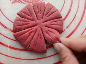 如图，每瓣用拇指和食指捏一下。