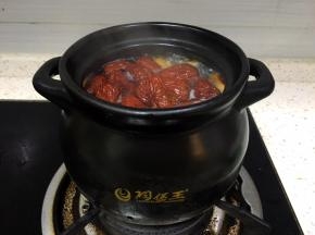 煮开后将切好的红枣放入煲中熬半小时