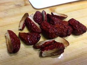 用刀将红枣对半切开备用