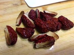 用刀将红枣对半切开备用