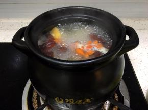 继续熬煮，加入苟记小火炖十分钟