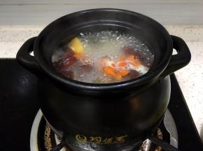 继续熬煮，加入苟记小火炖十分钟