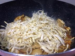 将沥干的萝卜条放入锅中大火翻炒