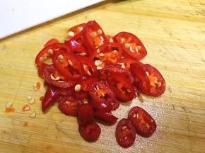 将红尖椒洗净后切成小圈，生姜拍碎切末