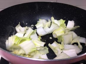 将大白菜不含叶子的部分先入锅