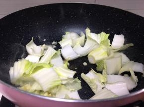 将大白菜不含叶子的部分先入锅