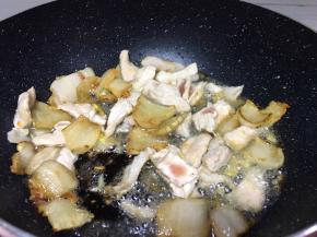 肉变色后加入一勺酱油
