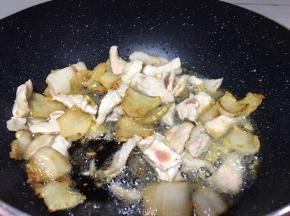 肉变色后加入一勺酱油