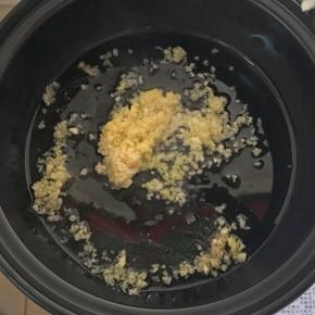 黑乐砂锅中倒入适量植物油，把姜蓉和蒜蓉爆香（注意，一般的砂锅不能这样操作）