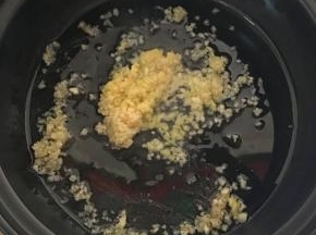 黑乐砂锅中倒入适量植物油，把姜蓉和蒜蓉爆香（注意，一般的砂锅不能这样操作）
