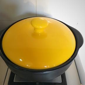 倒入水后，把食材翻炒均匀后盖上盖子文火焖煮5分钟