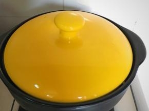 倒入水后，把食材翻炒均匀后盖上盖子文火焖煮5分钟