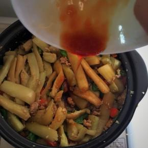 蚝油、醋和酱油加入一碗水混合成调味料倒入砂锅。