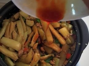 蚝油、醋和酱油加入一碗水混合成调味料倒入砂锅。