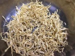 将晒干的萝卜条准备好