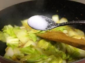 翻炒片刻加入一勺盐调味