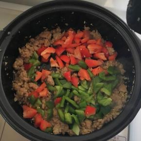 再倒入菜椒炒至软（注意，一般的砂锅不能这样操作）