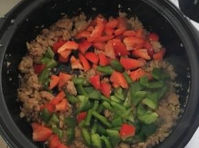 再倒入菜椒炒至软（注意，一般的砂锅不能这样操作）