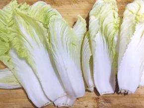 将大白菜一片片剥开